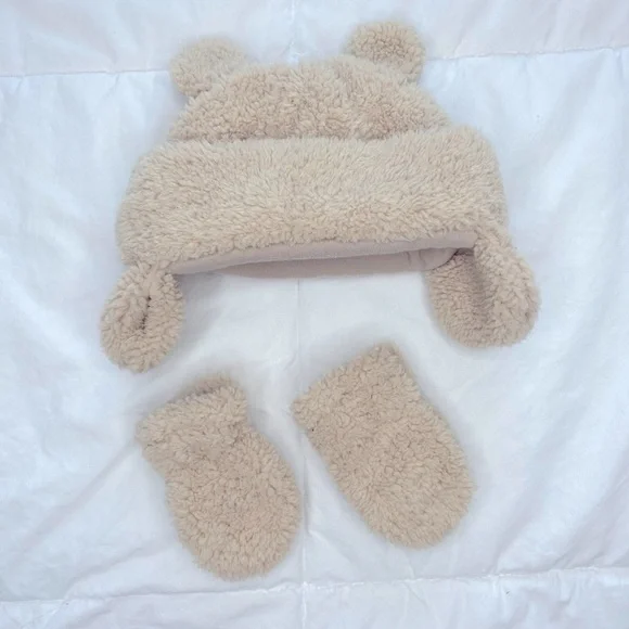 Hat & Mittens Set - Picture 2 of 3